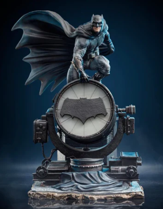 פסל Batman on Batsignal Deluxe Zack Snyder`s Justice League Deluxe Art Scale 1/10