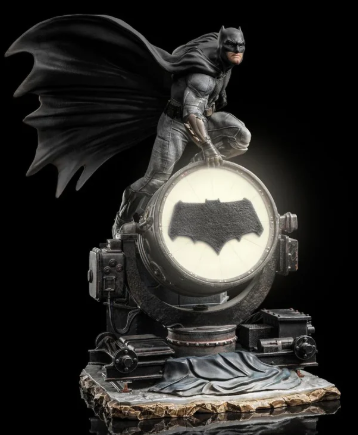 פסל Batman on Batsignal Deluxe Zack Snyder`s Justice League Deluxe Art Scale 1/10